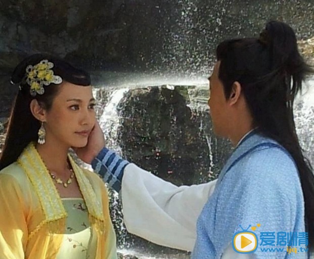 新圆月弯刀剧情介绍(1-35集大结局)