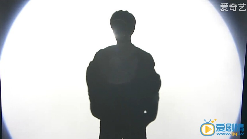 杨洋生日会现场换衣秀 网友热情高涨