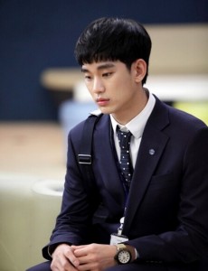 《制作人》第1集剧情预告：菜鸟金秀贤摔下椅子好糗