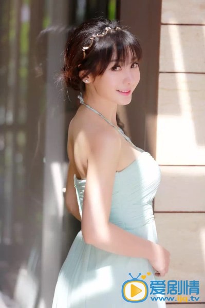 包贝尔婚礼伴娘柳岩穿性感抹胸裙 伴郎团欲扔其下水遭骂