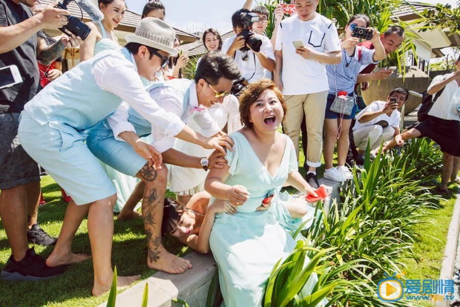 包贝尔婚礼伴娘柳岩穿性感抹胸裙 伴郎团欲扔其下水遭骂