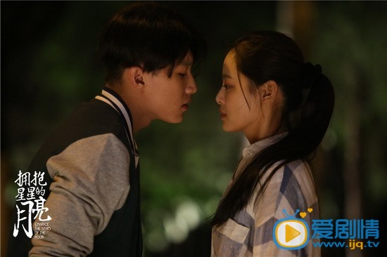 《拥抱星星的月亮》深圳热播：辛芷蕾代旭青涩初吻剧照曝光
