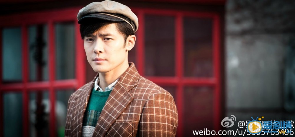 毕业歌电视剧中救了王沐天并藏在鸡圈中的人是谁?毕业歌中救了王沐天的人和桑霞是什么关系?王沐天和男子两人接头时送出的箱子里装的是什么?