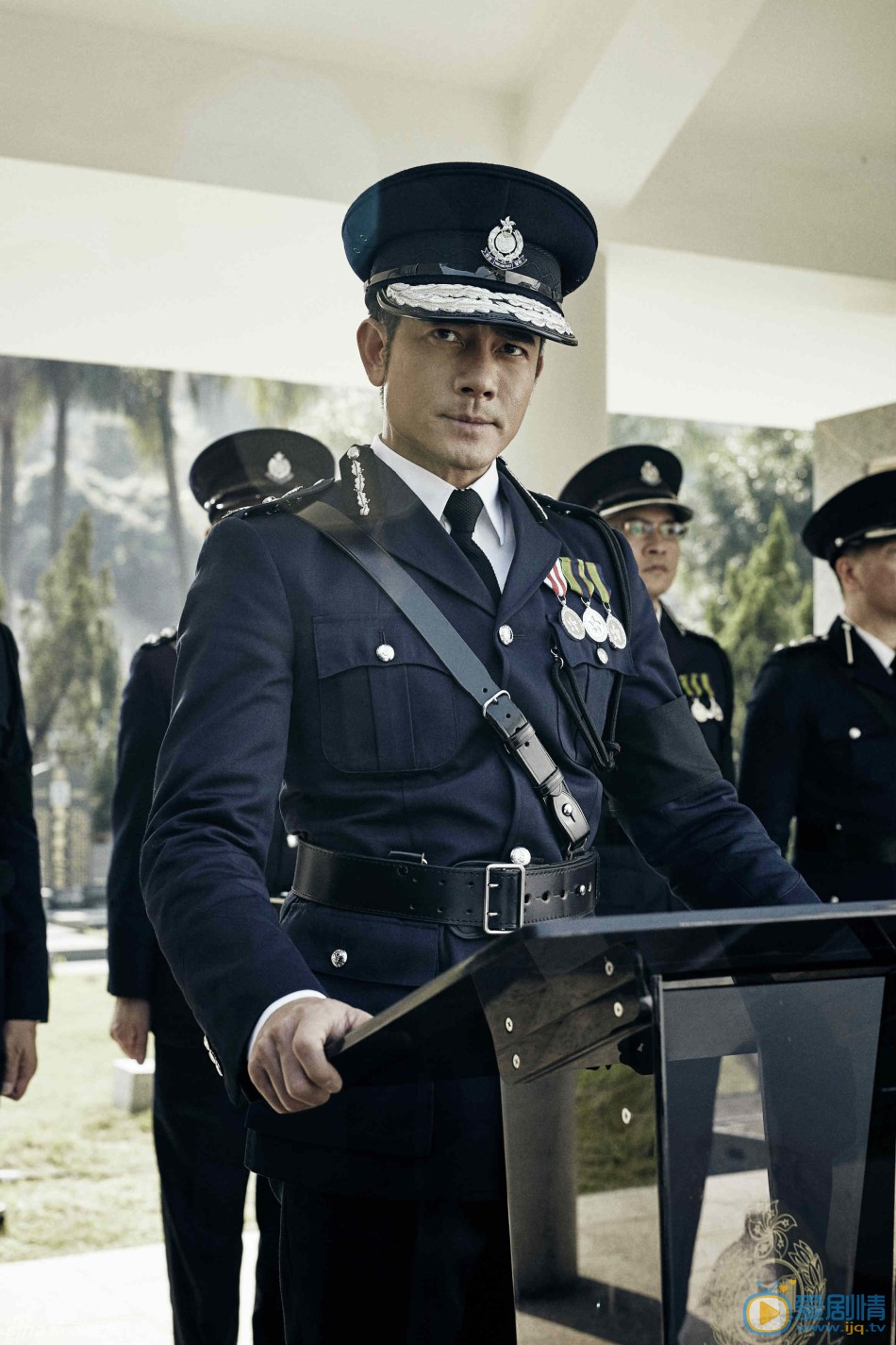 郭富城杨采妮《寒战2》杀青 《寒战2》剧照抢先看  郭富城帅气警服装演讲 《寒战2》的最后一场重头戏“送战友”曝光，郭富城穿警服现身，同时《寒战2》正式杀青。