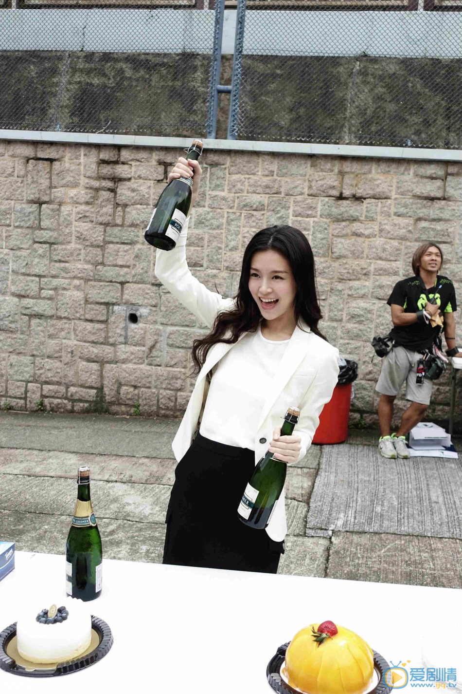 郭富城杨采妮《寒战2》杀青 《寒战2》剧照抢先看  文咏珊举香槟欢庆杀青 《寒战2》的最后一场重头戏“送战友”曝光，郭富城穿警服现身，同时《寒战2》正式杀青。
