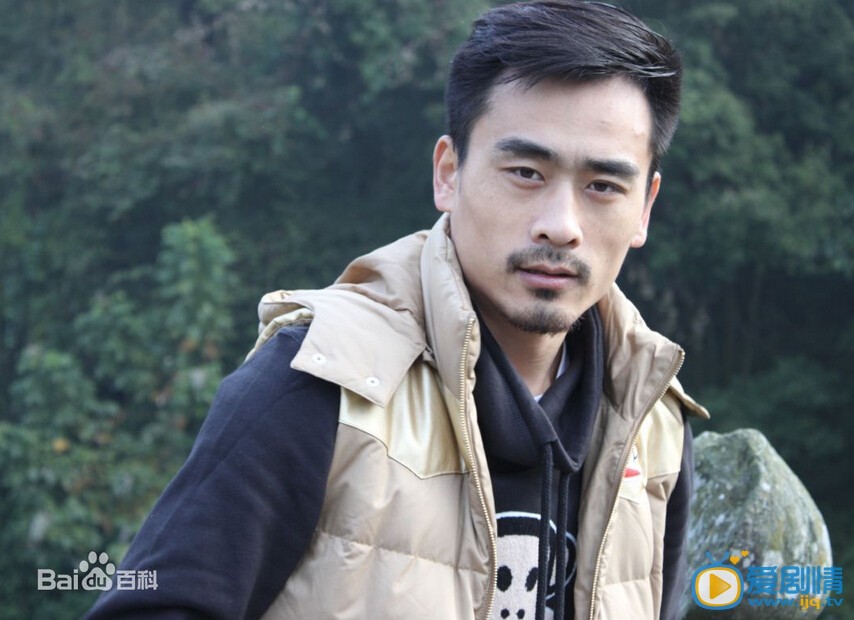 电视剧左手劈刀张磊是谁扮演的？ 张磊扮演者白海涛都拍过哪些电视剧？ 左手劈刀韩德功旁边的张副官是谁演的？张副官扮演者白海涛的个人资料