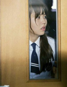学校2015是谁给李恩菲开的门？ 学校2015李恩菲被锁到了教室，最后是谁给她开的门？学校2015穿着白裤子给李恩菲开门的人是谁大解析。（有图有真相）