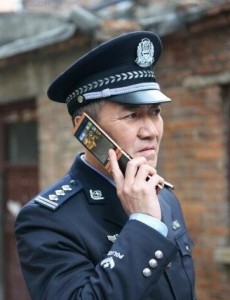 电视剧别让我看见中李幼斌用的什么牌子手机？现在市场价是多少？