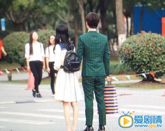   《微微一笑很倾城》最新路透照 杨洋郑爽热吻