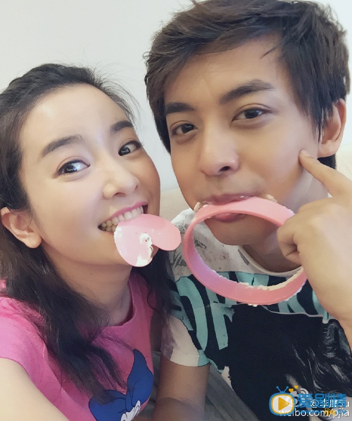 李晟和男友李佳航七夕秀恩爱