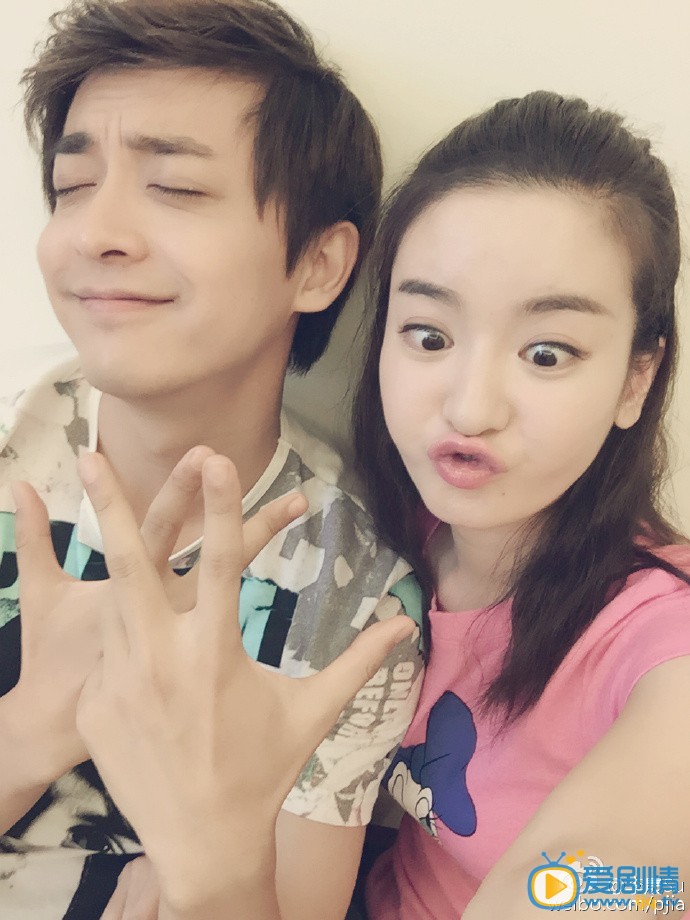 李晟和男友李佳航七夕秀恩爱