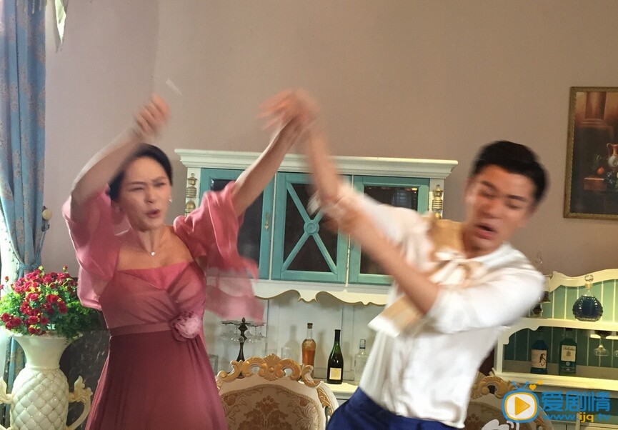 煮妇神探幕后拍摄照曝光 甜馨成“小监工”