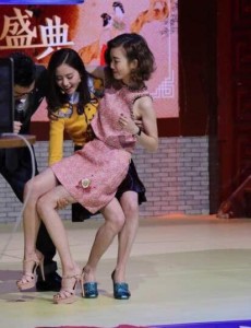 女医明妃传开播盛典 刘诗诗现场秒变汉子“公主抱”于莎莎