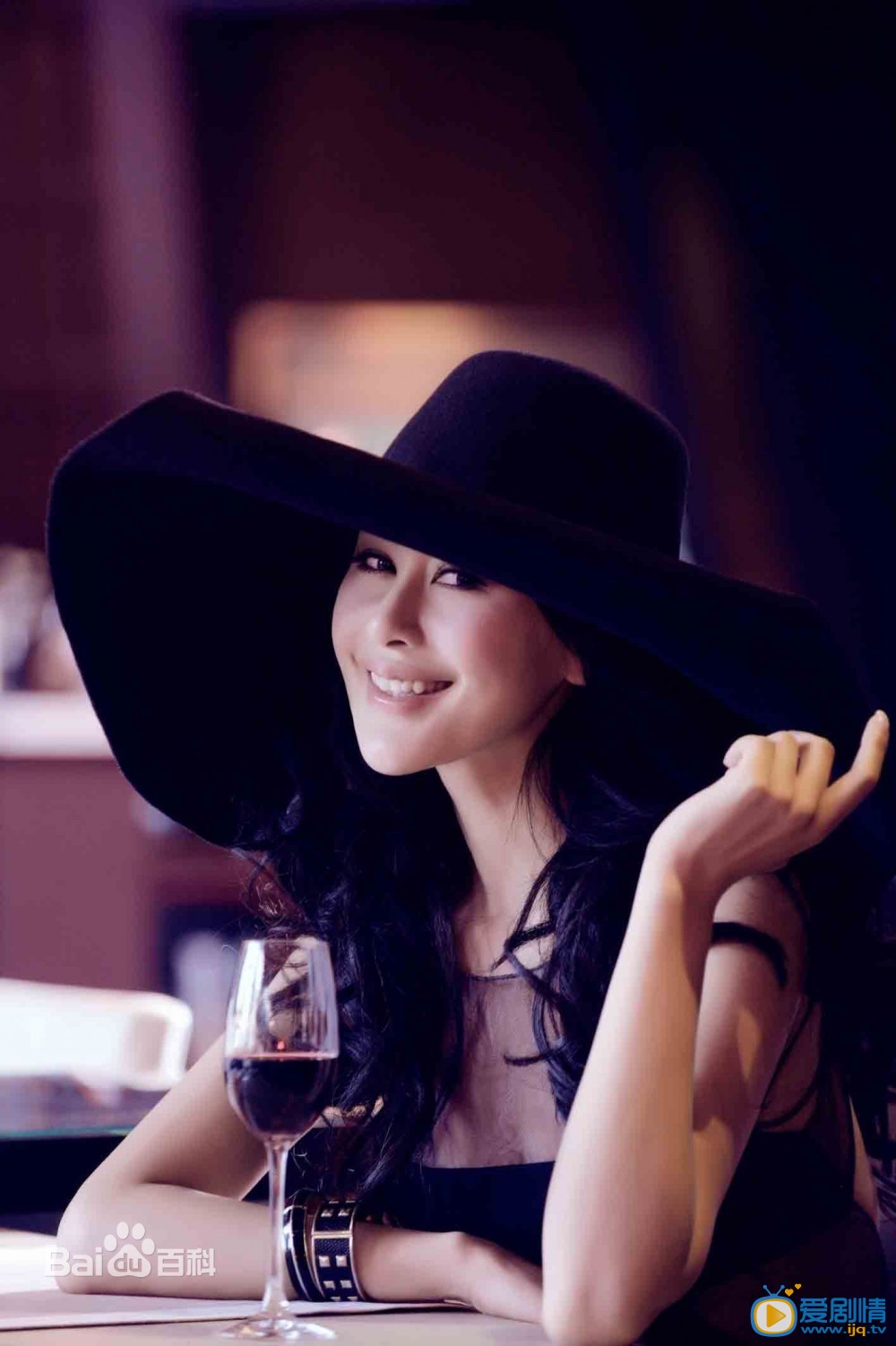 靳东的女朋友是谁？靳东结婚了吗？靳东和李佳什么关系？