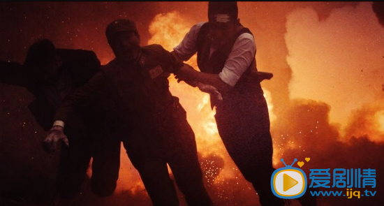 电视剧狐影中雷震在白云观爆炸中是如何逃生的?