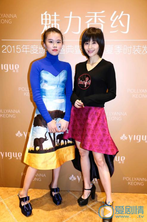  欢乐颂王子文曲筱绡穿的是什么品牌的服装？    王子文和姜悦音合影  