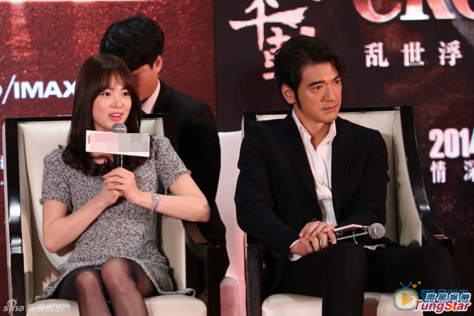 金城武、宋慧乔《太平轮》发布会高清组图欣赏俊男美女 11月25日讯，电影《太平轮》举办“乱世浮生发布会”，宋慧乔穿灰色连衣裙，裹黑丝甜美亮相，不时灿笑显得脸庞很圆润。金城武西装笔挺出席。
