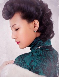 《茧镇奇缘》周毅妆容妩媚名媛范十足