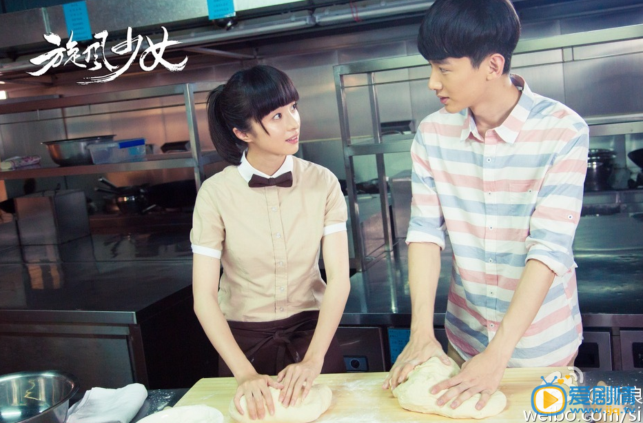 旋风少女热播 杨洋胡冰卿甜蜜互食棉花糖（组图）