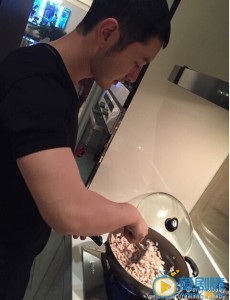黄晓明亲自下厨为baby制作爱心炸酱面