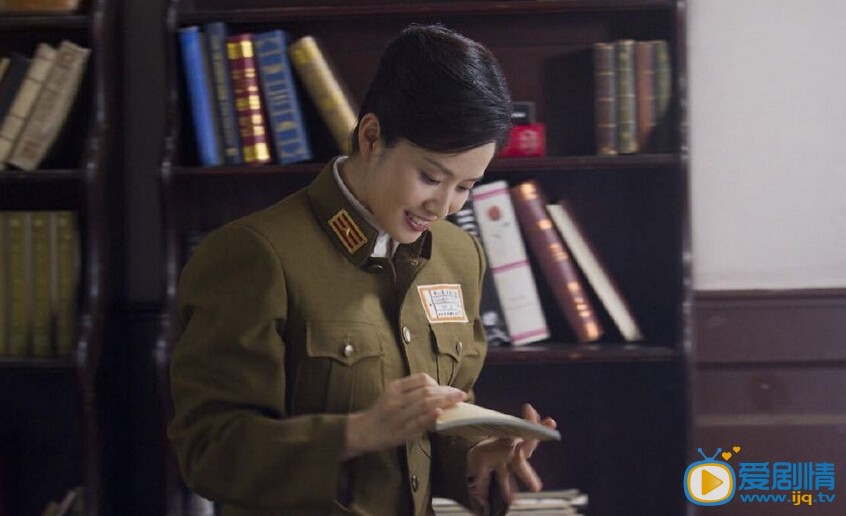 电视剧狐影中雷小蕾密码日进本上的毒是谁下的？狐影中雷小蕾本子上的毒粉是什么毒？