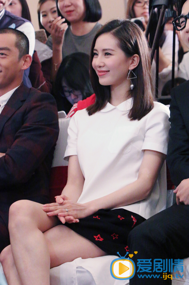 刘诗诗婚后首度亮相《那年青春我们正好》发布会 御范十足