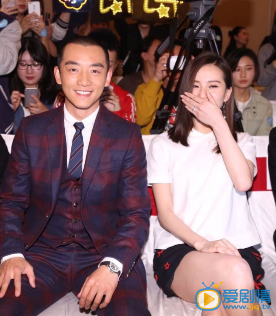 刘诗诗婚后首度亮相《那年青春我们正好》发布会 御范十足