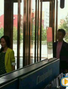 我的宝贝杨琳在酒吧里面唱的歌叫什么名字？