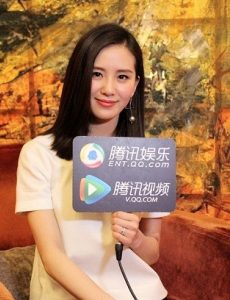 《那年青春我们正好》发布会刘诗诗黑白配 珍珠耳环别致心裁