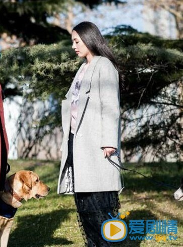 神犬小七郭碧婷浅灰色大衣