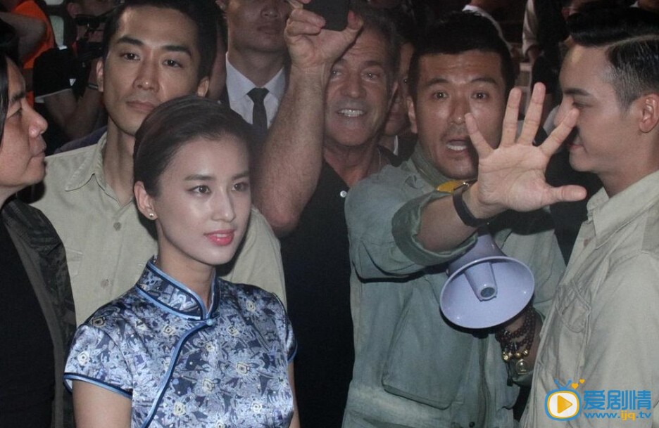 大轰炸首场发布会 刘烨带众演员搞怪（视频）