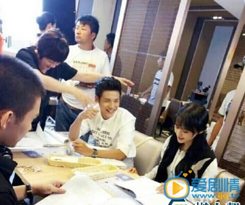 微微一笑很倾城幕后探班 郑爽边吃饭边记台词