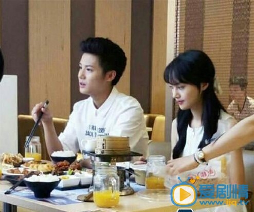 微微一笑很倾城幕后探班 郑爽边吃饭边记台词