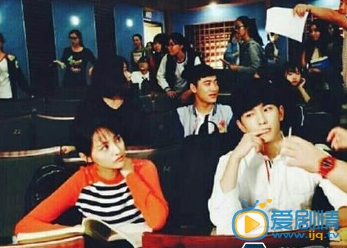 微微一笑很倾城幕后探班 郑爽边吃饭边记台词