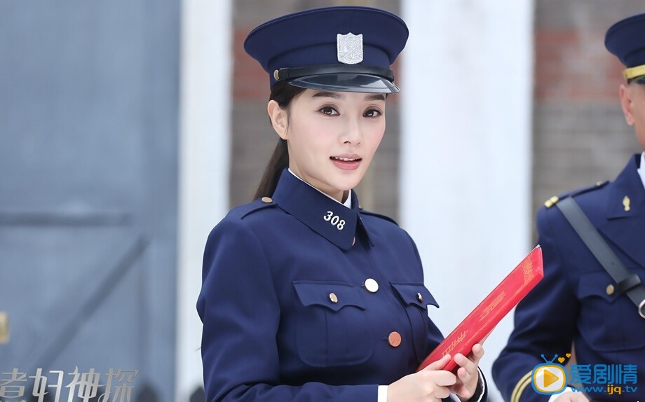 煮妇神探上演制服诱惑 李小璐帅气军装剧照曝光