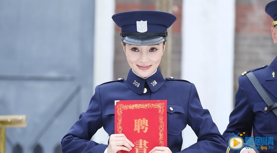煮妇神探上演制服诱惑 李小璐帅气军装剧照曝光