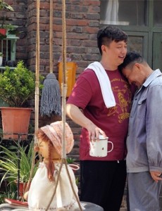 《嘿老头》中刘二铁患老年痴呆之后都干了什么离谱事？