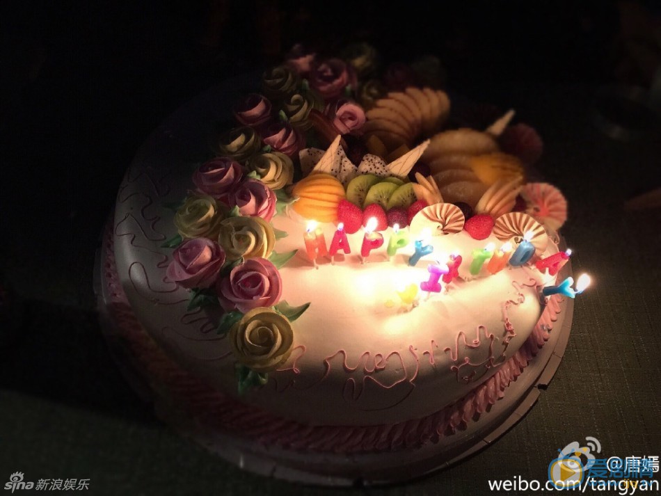 唐嫣生日美艳私照组图欣赏唐嫣片场过生日 12月6日是唐嫣31岁生日，一众好友胡歌、杨幂、刘亦菲等纷纷在微博为好友送上祝福。唐嫣也晒出在片场的美美自拍，笑称自己裹得像个粽子。
