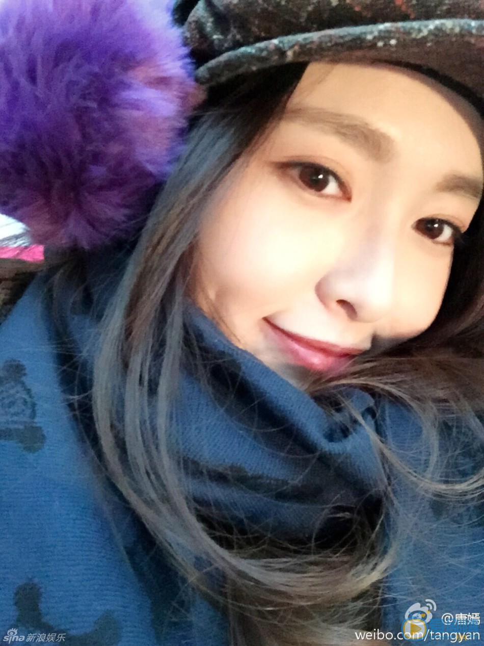唐嫣生日美艳私照组图欣赏唐嫣31岁生日晒自拍 12月6日是唐嫣31岁生日，一众好友胡歌、杨幂、刘亦菲等纷纷在微博为好友送上祝福。唐嫣也晒出在片场的美美自拍，笑称自己裹得像个粽子。