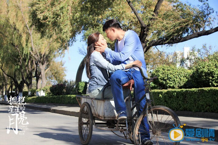 《拥抱星星的月亮》持续热播：辛芷蕾唐曾三轮车热吻引关注