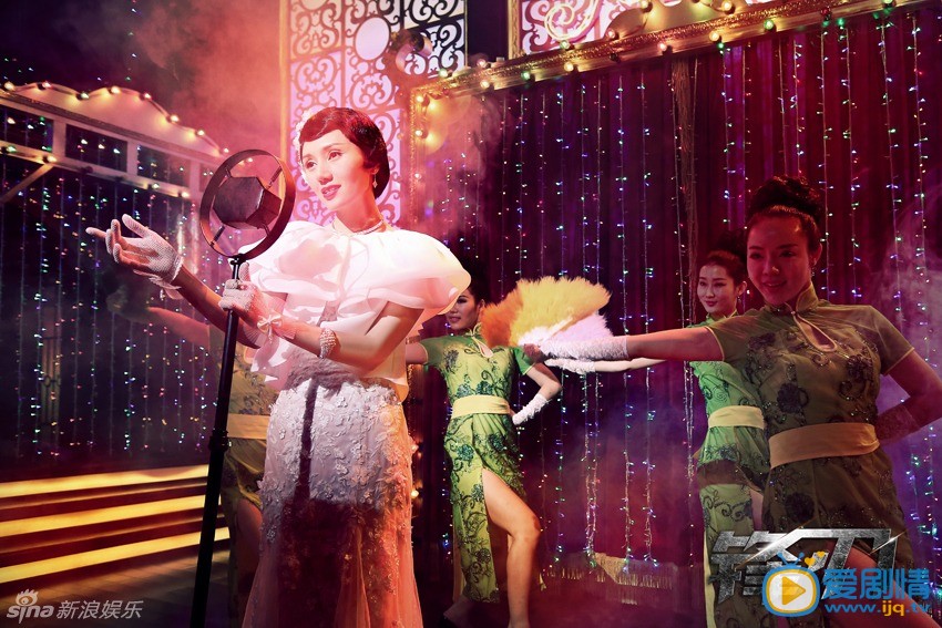 袁泉演绎卧底交际花 袁泉黄渤《锋刃》即将开播  《锋刃》袁泉演卧底交际花妩媚 《锋刃》本月28日央一开播。袁泉继《心花路放》后再次搭档黄渤，出演一位肩负家恨国仇、表面身份是交际花，实则卧底的舞女，冒着各种风险传递情报。