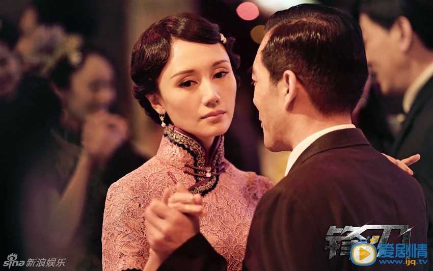 袁泉演绎卧底交际花 袁泉黄渤《锋刃》即将开播  《锋刃》袁泉演卧底交际花妩媚 《锋刃》本月28日央一开播。袁泉继《心花路放》后再次搭档黄渤，出演一位肩负家恨国仇、表面身份是交际花，实则卧底的舞女，冒着各种风险传递情报。