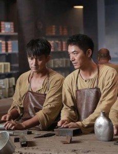 冲出月亮岛第17集中刘墨扬想到什么好办法给全部劳工传递消息？刘墨扬是受到了谁的启发?