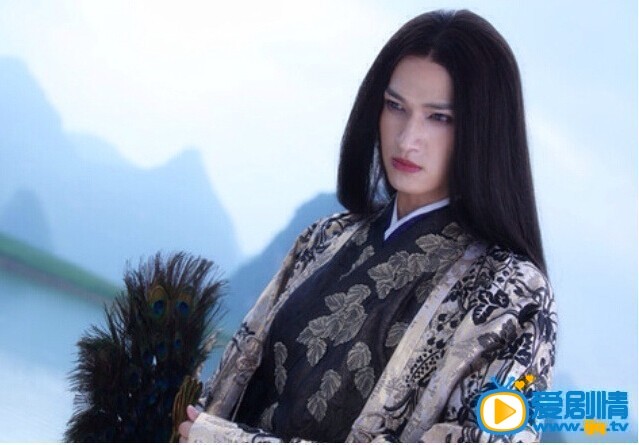 花千骨中杀阡陌戴的美瞳是什么颜色的？什么型号的？