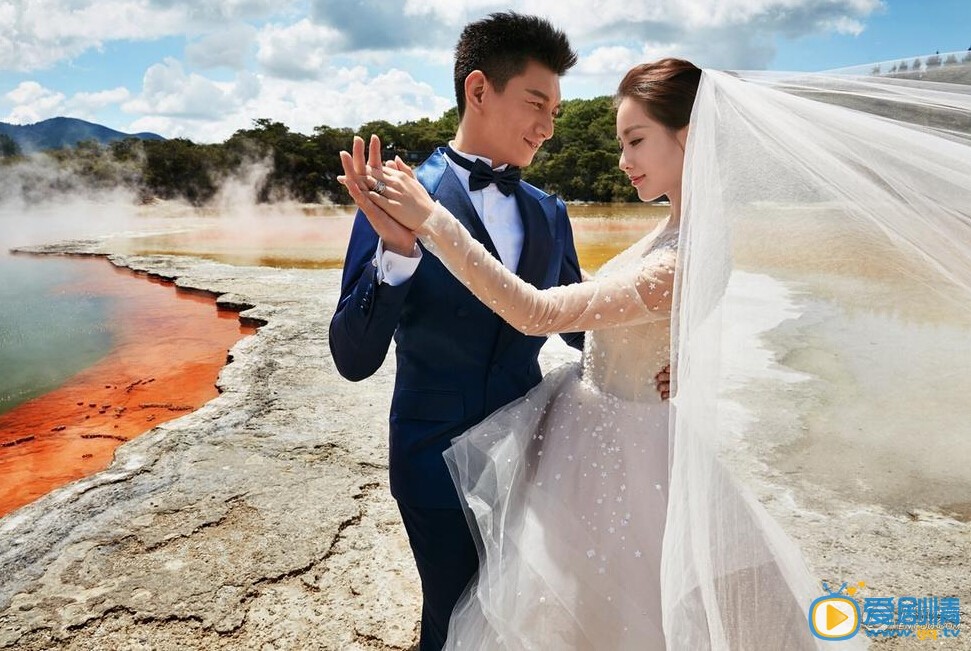 2016年3月9日，吴奇隆和刘诗诗终于曝光婚纱照，据悉，这组婚纱照是在新西兰拍摄的。另据此前报道，吴奇隆与刘诗诗将于本月20日在巴厘岛举办婚礼，伴郎由苏有朋、陈志朋担任，这意味着，“小虎队”时隔六年后再度合体亮相。同时，霍建华、胡歌这对“老干部CP”也将抽空参加婚礼。巴厘岛的婚宴将举行三天两夜，宾客名单据悉已破百人，粗估花费约200万人民币，将由吴奇隆买单。