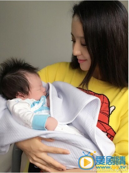 佟丽娅怀抱婴儿照片