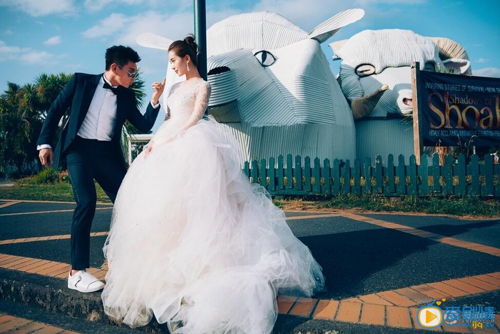 刘诗诗吴奇隆3月20日将于巴厘岛完婚,届时圈中好友将悉数到场送上祝福,“小虎队”另两位成员苏有朋、陈志朋也会前往参加。阔别已久的“小虎队”组合也将再次合体。