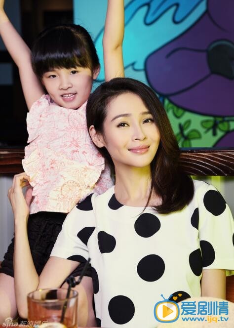 于明加和女儿合影照