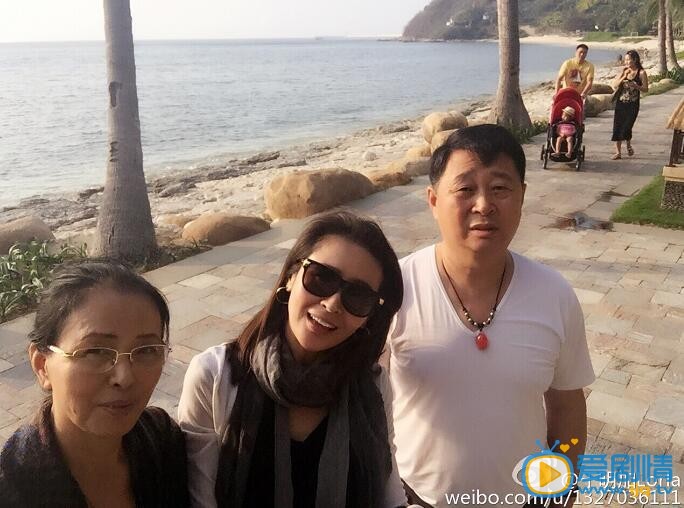 于明加和父母合影照