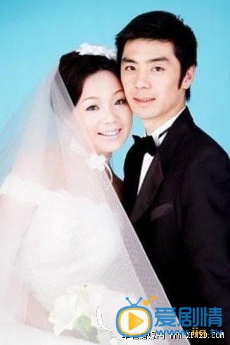 闫妮和老公照片 这个其实是前夫程大河 2004年已经与闫妮离婚 是军队一个高层干部